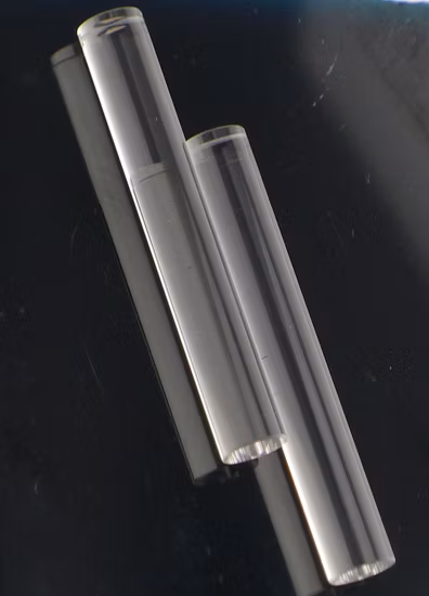 レーザーコーティングされたEr-YAG結晶
